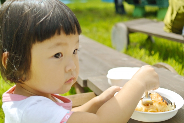 赤ちゃんと外でお弁当を食べる時は使い捨てエプロンが便利