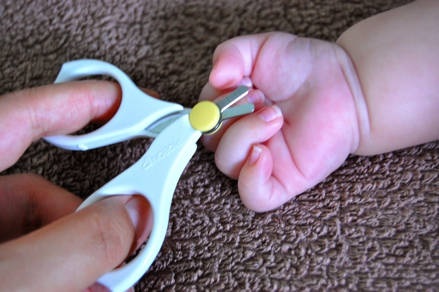 赤ちゃんの爪切りの仕方とコツ