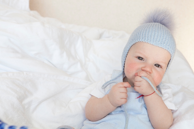 赤ちゃんに熱があるが元気な時でも冷やした方がいい？