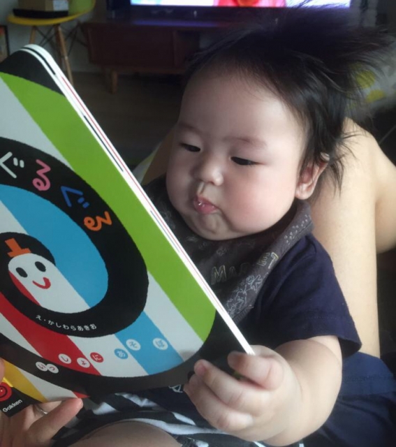 赤ちゃんに絵本の読み聞かせはいつからがいい？