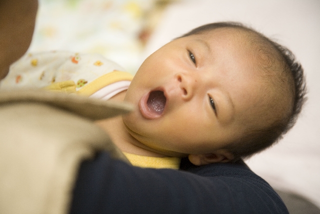 赤ちゃんが抱っこしたり 授乳したりする時に反る理由と対処法 リルリル