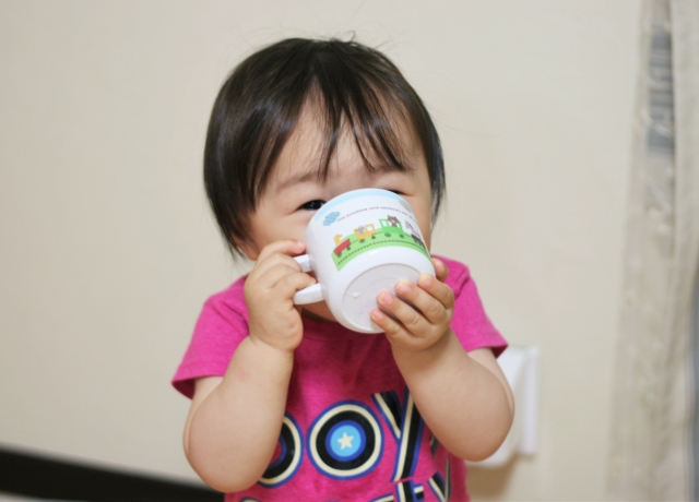 赤ちゃんのコップ飲みの練習開始の目安